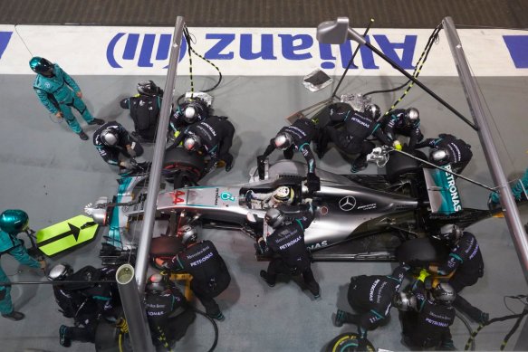 Mercedes pit Hamilton during the 2016 Singapore Grand Prix. Copyright: Mercedes AMG F1 Team.